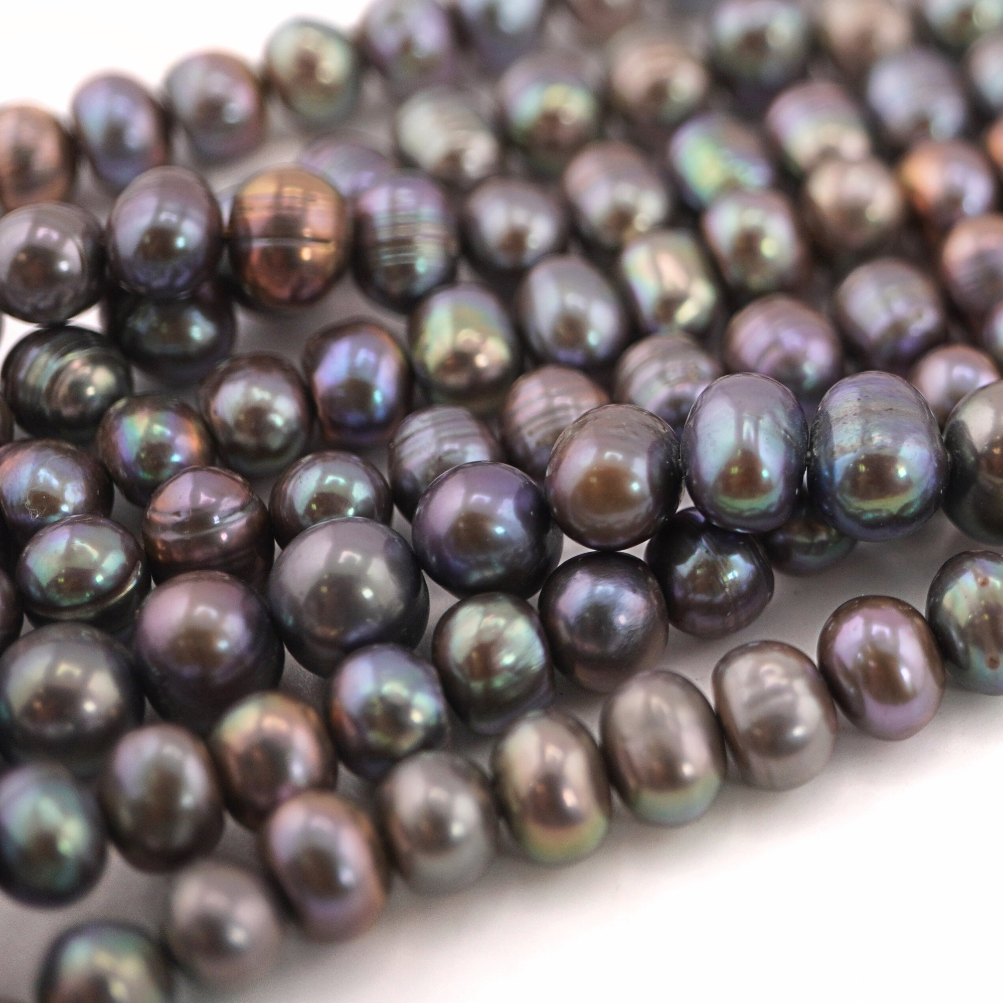 Iridescent peacock cultured beads