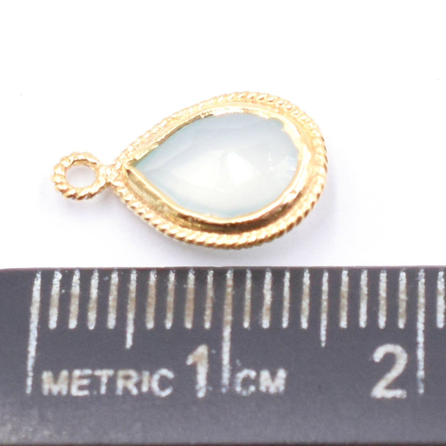 Elegant pear shaped pendant in blue